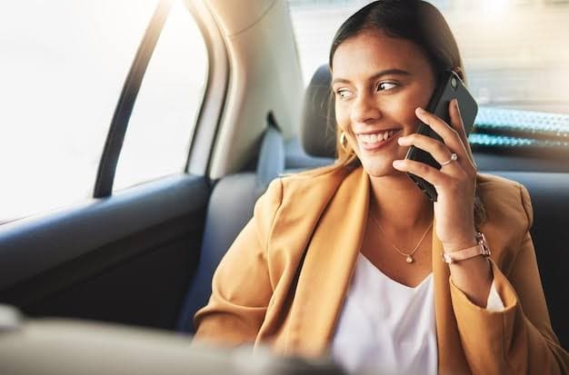 Pasajera pidiendo un taxi por WhatsApp